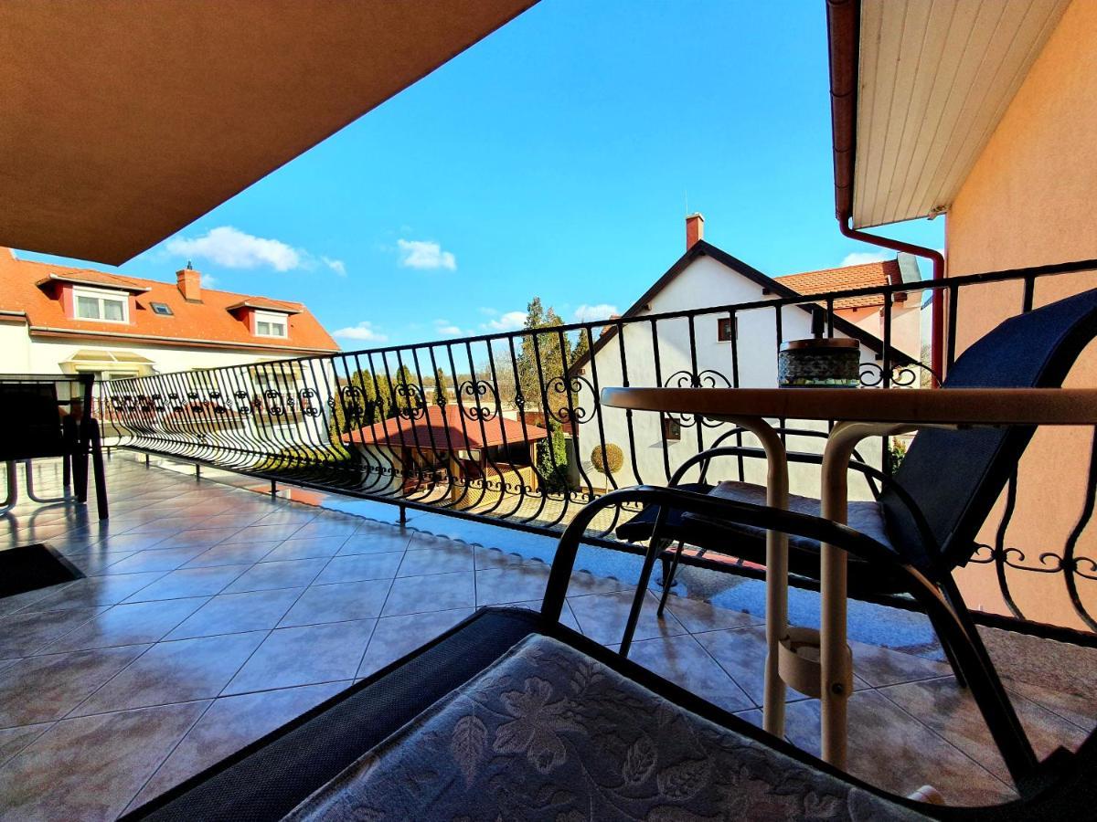 Eva Panzio Hotel Sarvar Ngoại thất bức ảnh