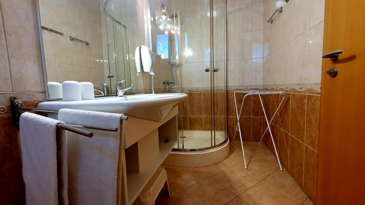 Eva Panzio Hotel Sarvar Ngoại thất bức ảnh