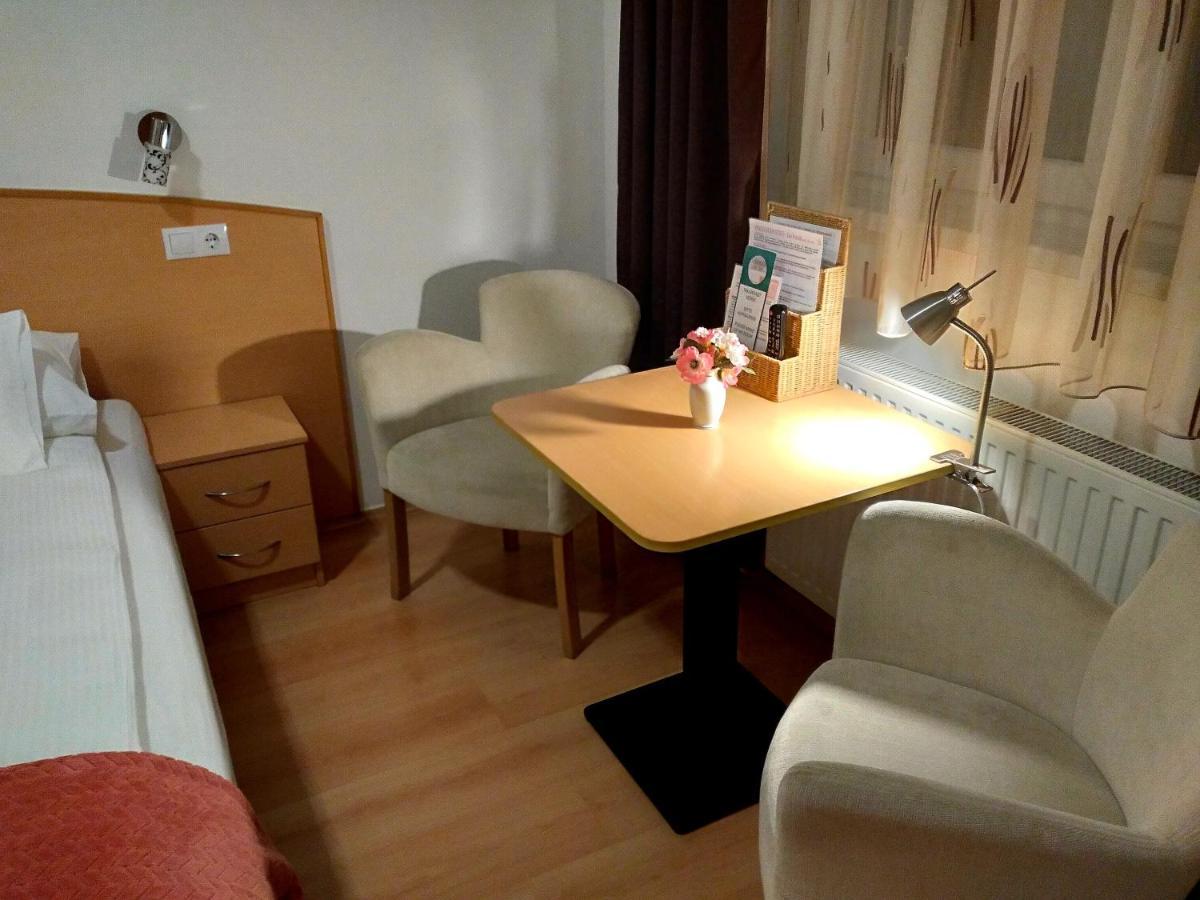 Eva Panzio Hotel Sarvar Ngoại thất bức ảnh