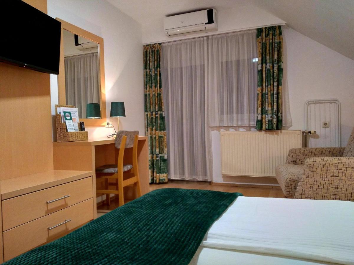 Eva Panzio Hotel Sarvar Ngoại thất bức ảnh
