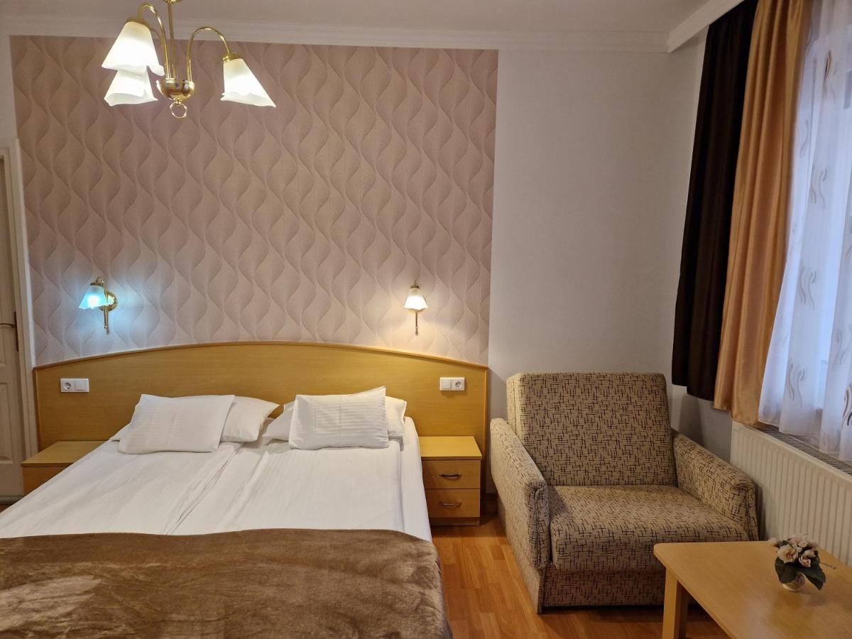 Eva Panzio Hotel Sarvar Ngoại thất bức ảnh