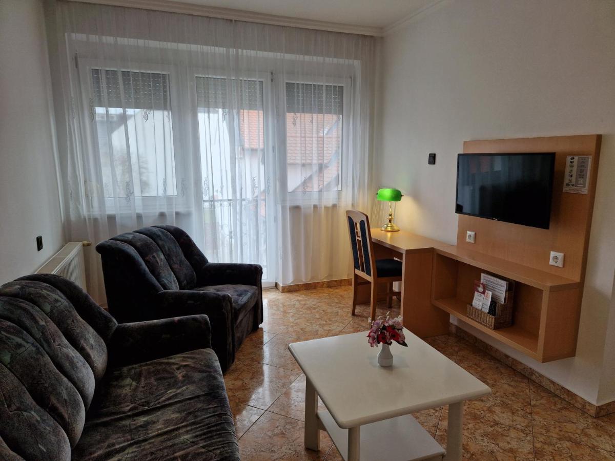 Eva Panzio Hotel Sarvar Ngoại thất bức ảnh