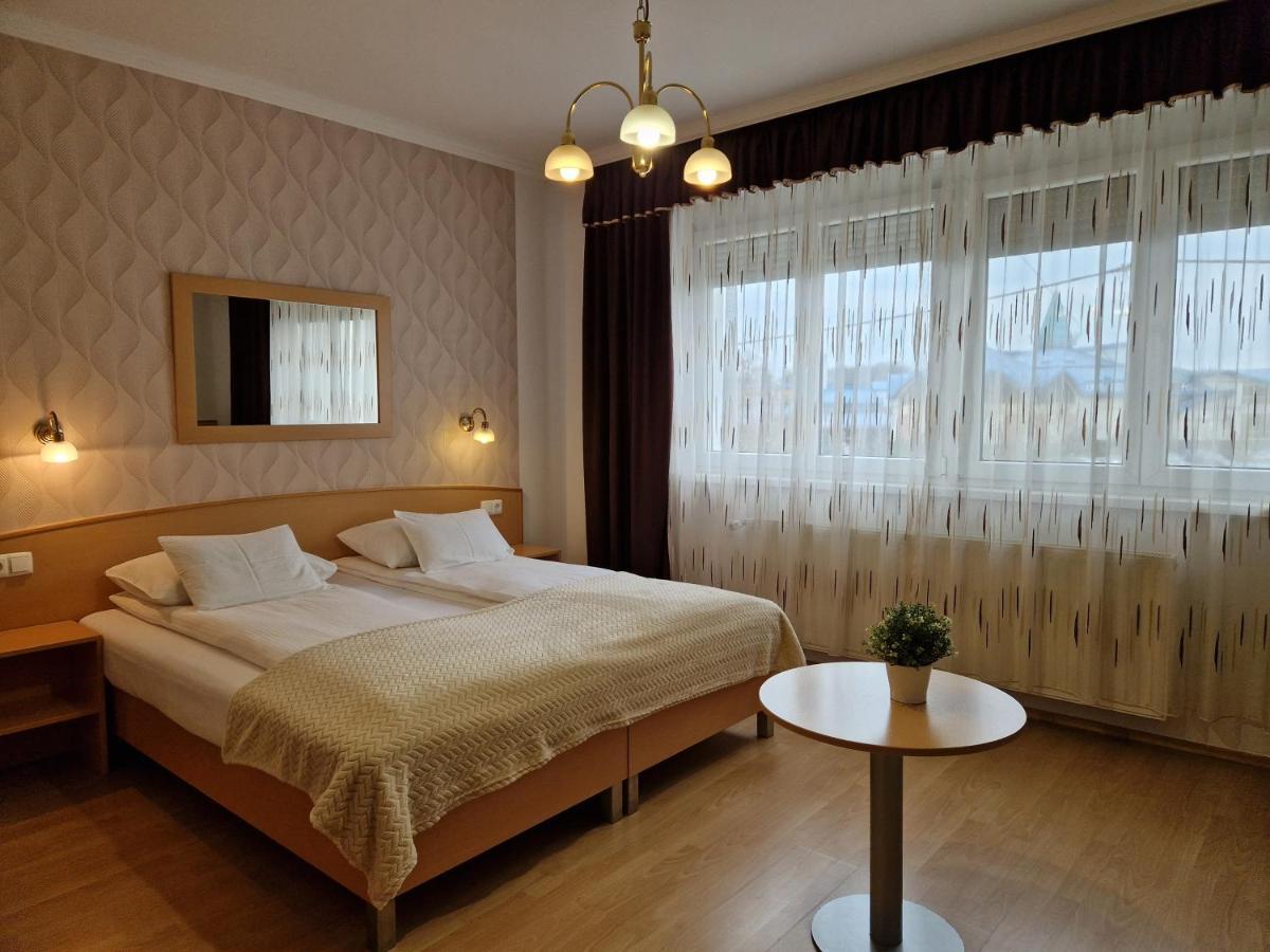 Eva Panzio Hotel Sarvar Ngoại thất bức ảnh