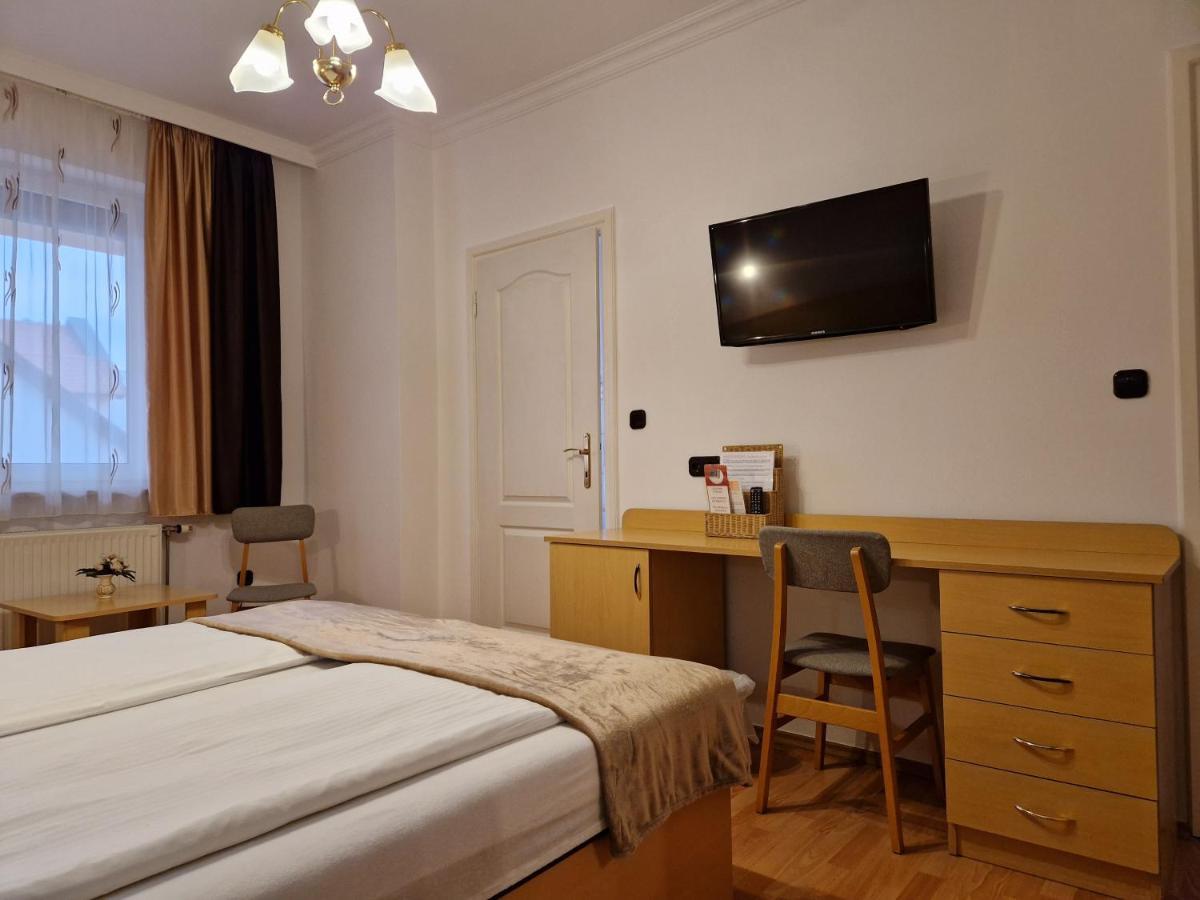 Eva Panzio Hotel Sarvar Ngoại thất bức ảnh