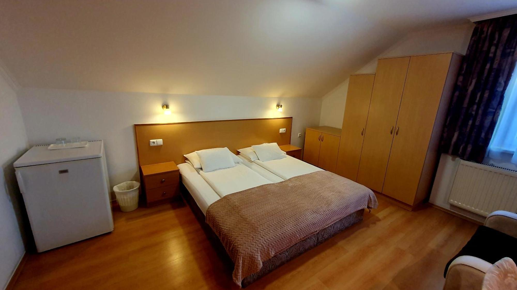 Eva Panzio Hotel Sarvar Ngoại thất bức ảnh